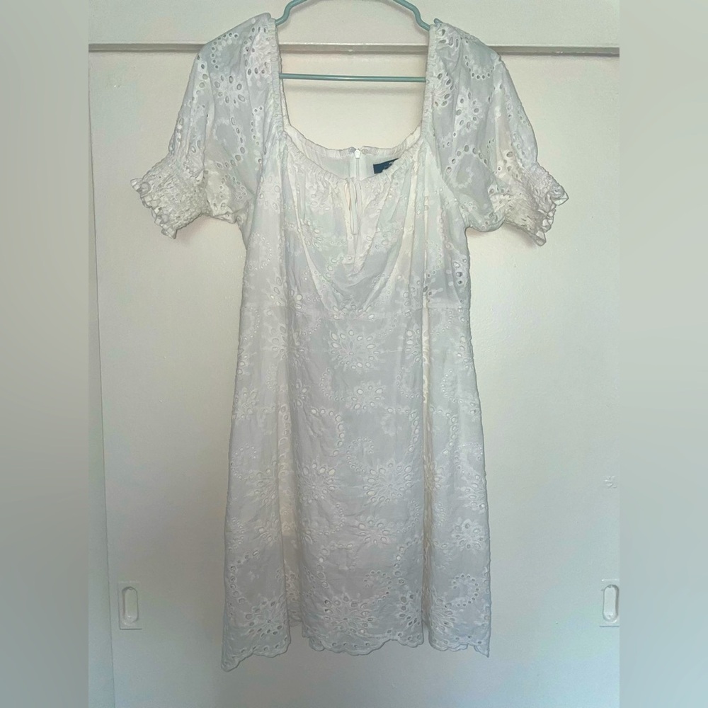 White mid/mini dress with zipper closure in the back. Perfect summer dress